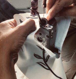 Leather 🪡
Hands ✋🏻
Nothing else ✨

#avrego #handmade #leather #exclusive #madeinportugal