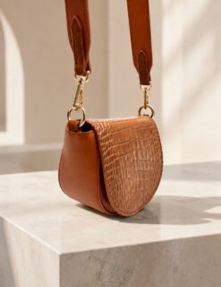 Cognac and marble. Isn’t it perfect???

#avrego #leather #bags  #madeinportugal #shoponline