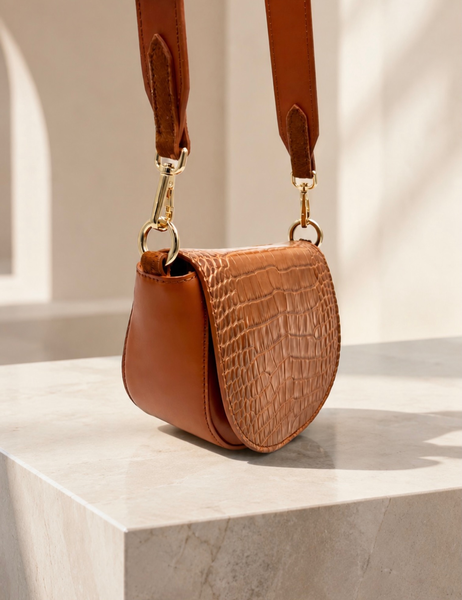 Cognac and marble. Isn’t it perfect???

#avrego #leather #bags  #madeinportugal #shoponline
