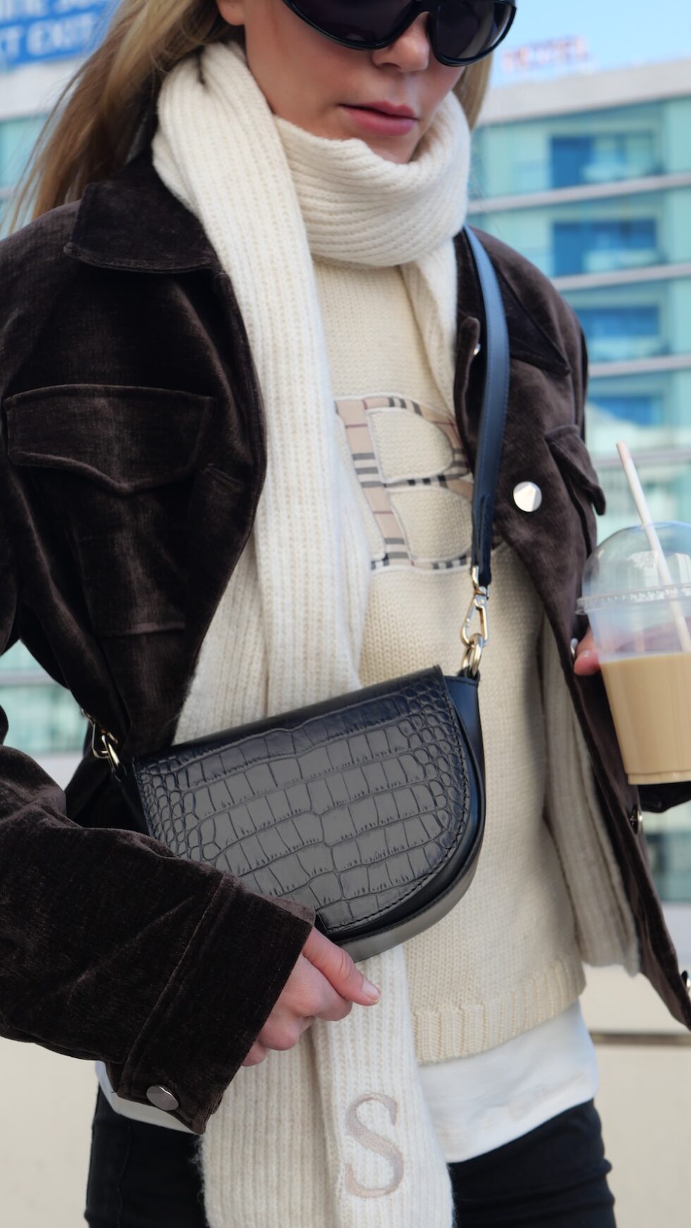 AVREGO crossbody leather bag Tokyo in black
